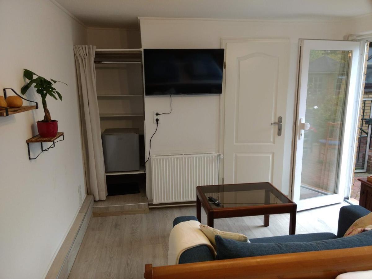 Ruhiges, Gemuetliches Zimmer Mit Bad Fuer 2 Personen, Mit Gartenterasse リューベック エクステリア 写真